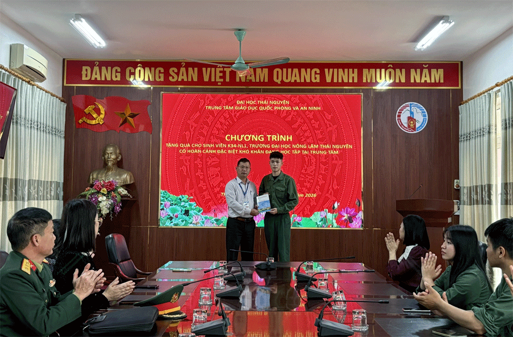 Trung tâm GDQPAN Đại học Thái Nguyên quan tâm, hỗ trợ sinh viên có hoàn cảnh đặc biệt khó khăn