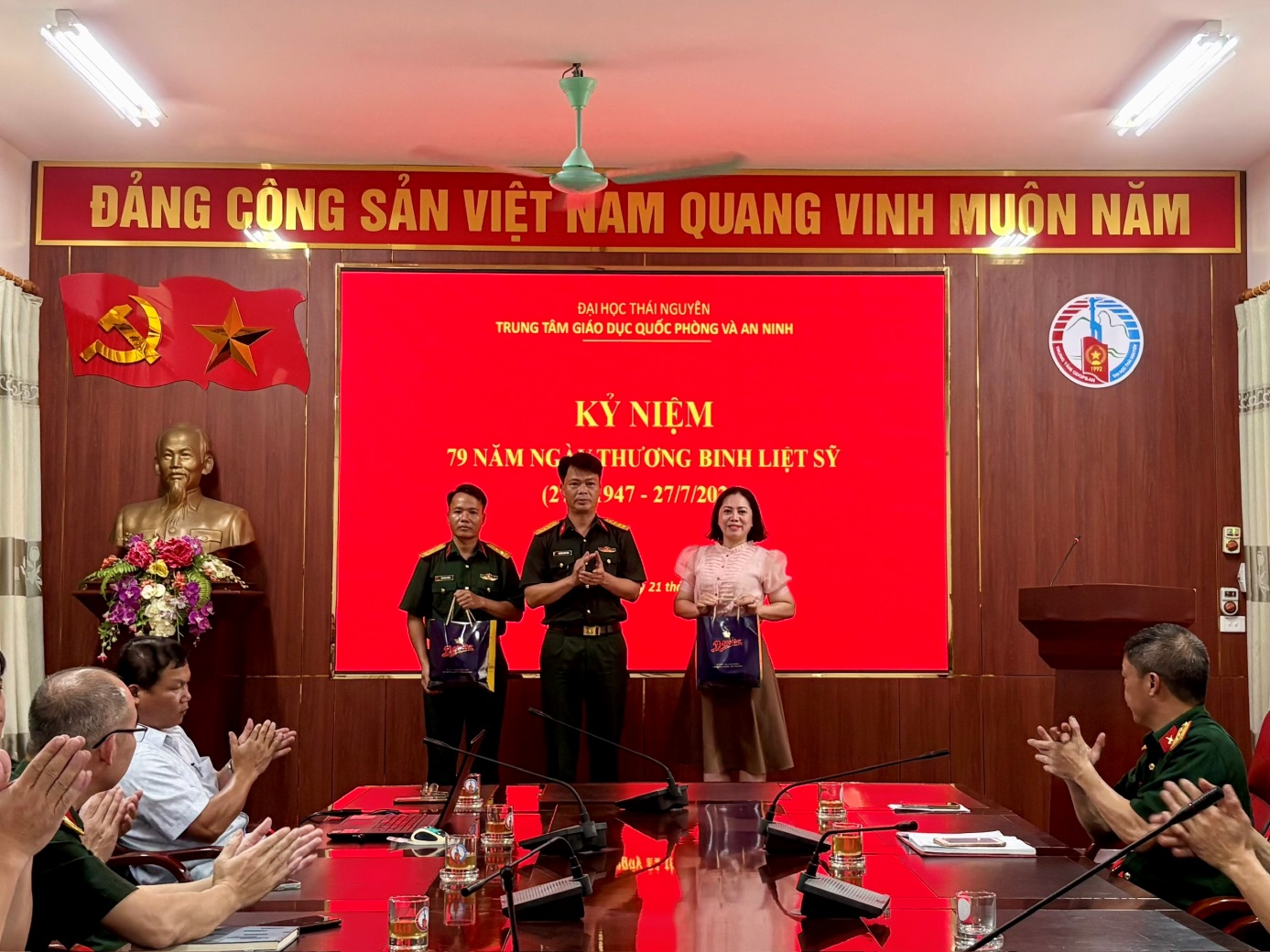 Trung tâm GDQPAN ĐHTN tổ chức hoạt động tri ân gia đình cán bộ, viên chức, người lao động là con thương binh, bệnh binh nhân kỷ niệm Ngày Thương binh - Liệt sĩ 27/7