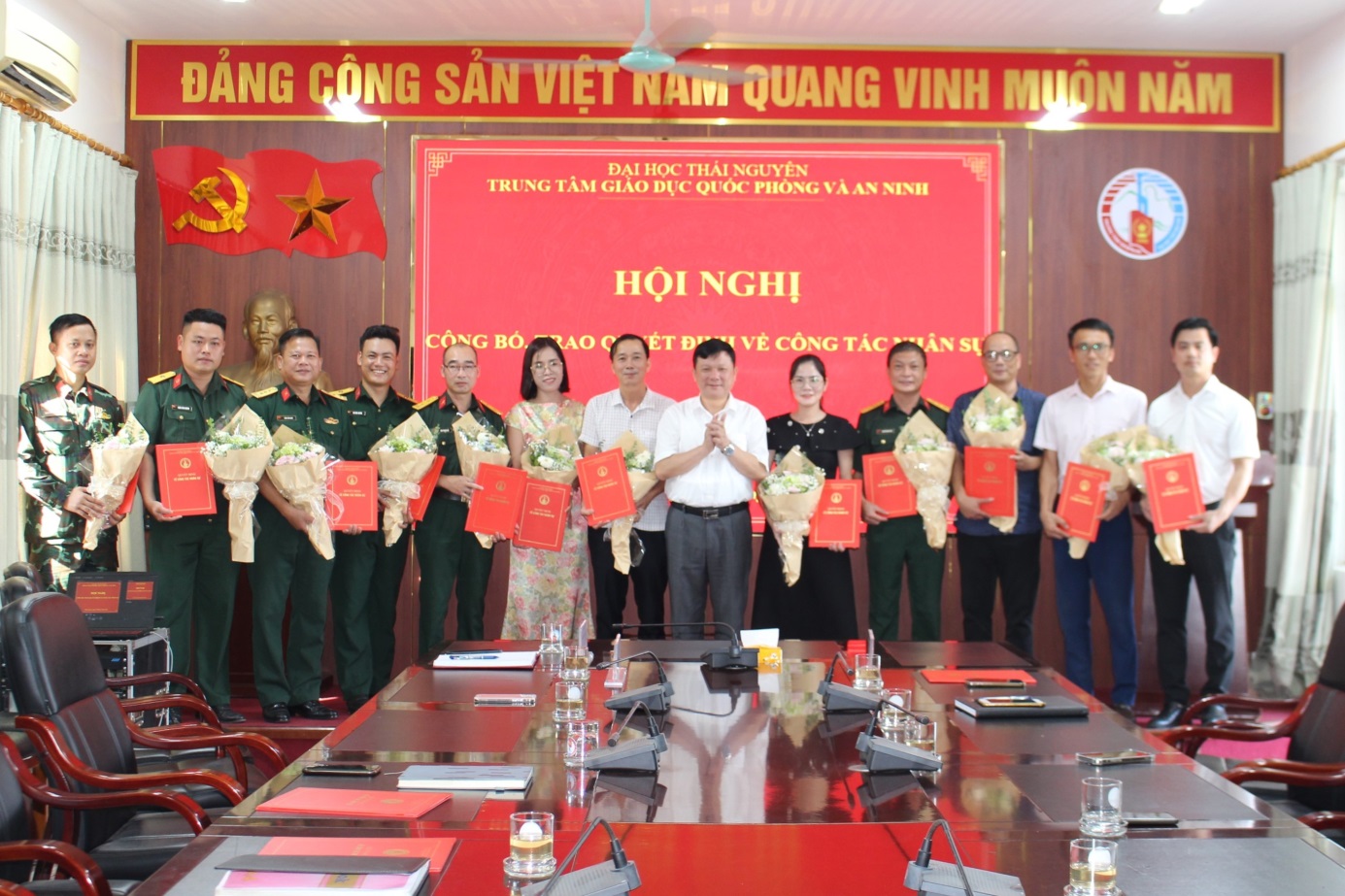 Trung tâm GDQPAN ĐHTN công bố, trao các quyết định về công tác nhân sự