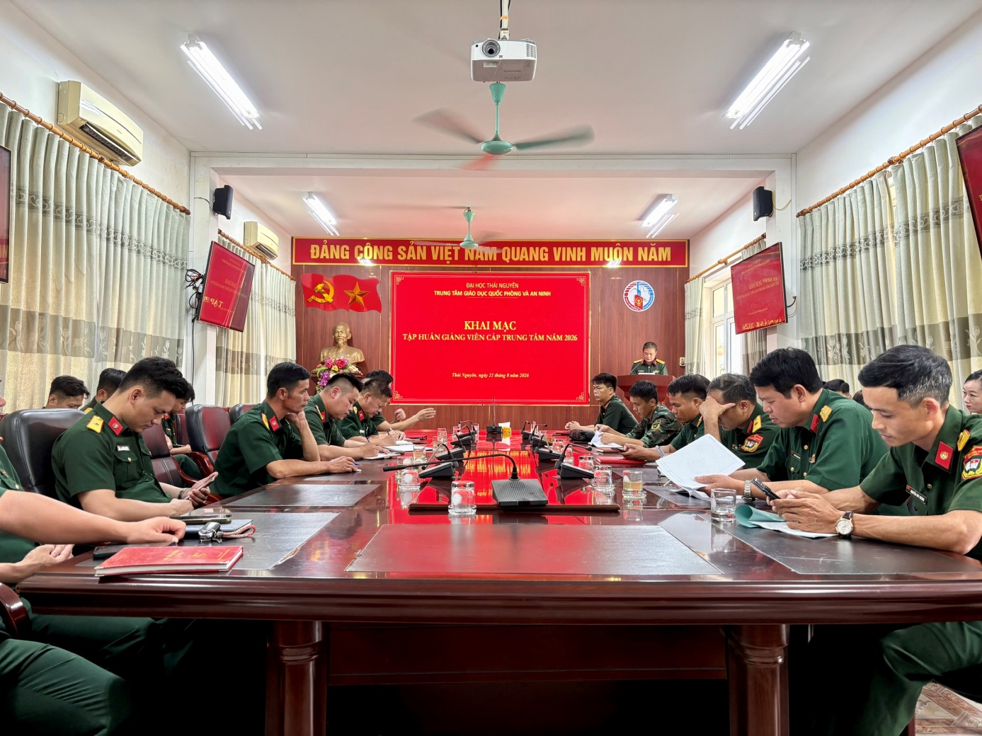 Trung tâm GDQPAN ĐHTN khai mạc tập huấn giảng viên giảng dạy môn học GDQPAN năm 2026