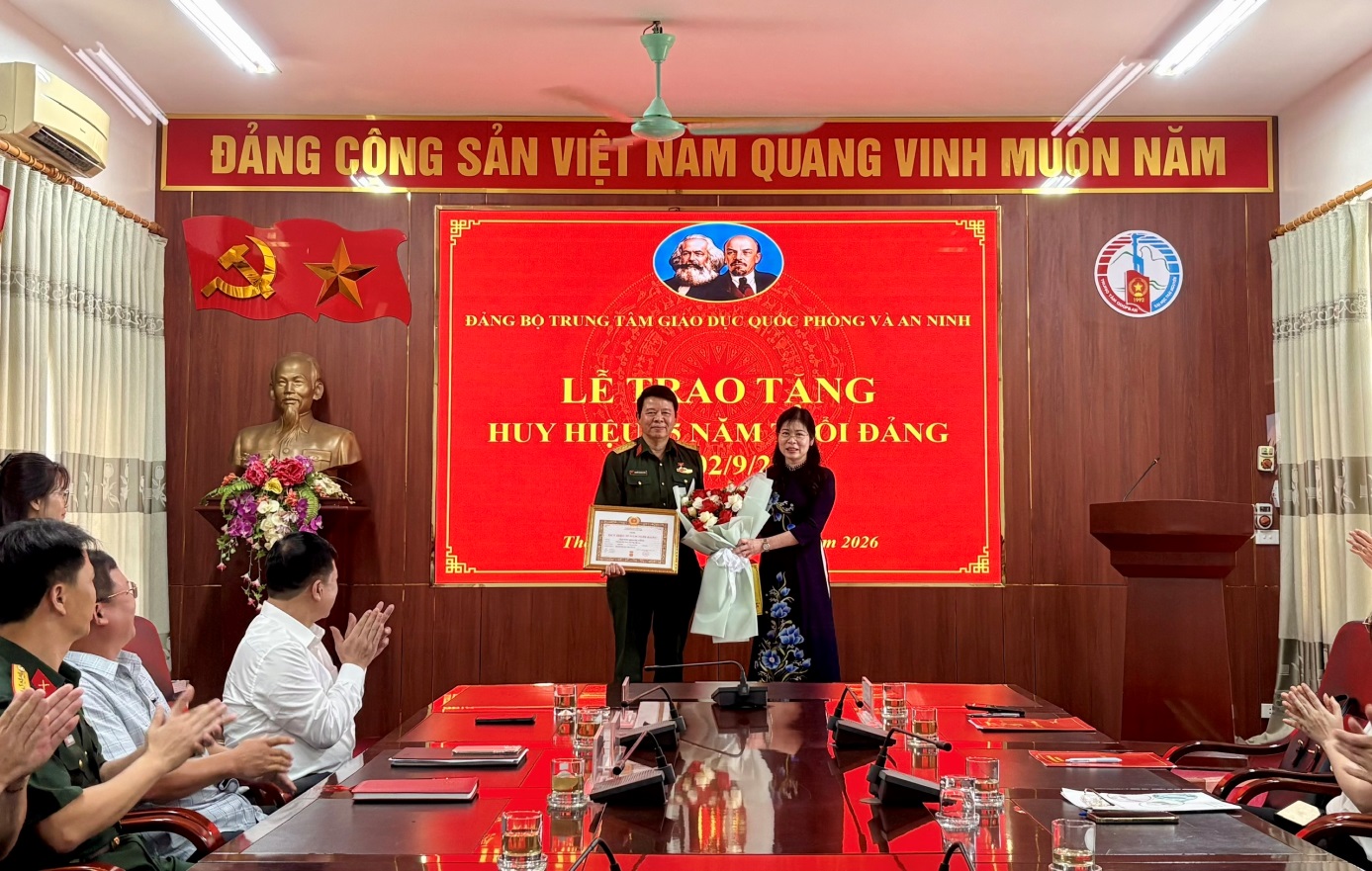Đảng ủy Trung tâm GDQPAN ĐHTN tổ chức Lễ trao tặng Huy hiệu 35 năm tuổi Đảng